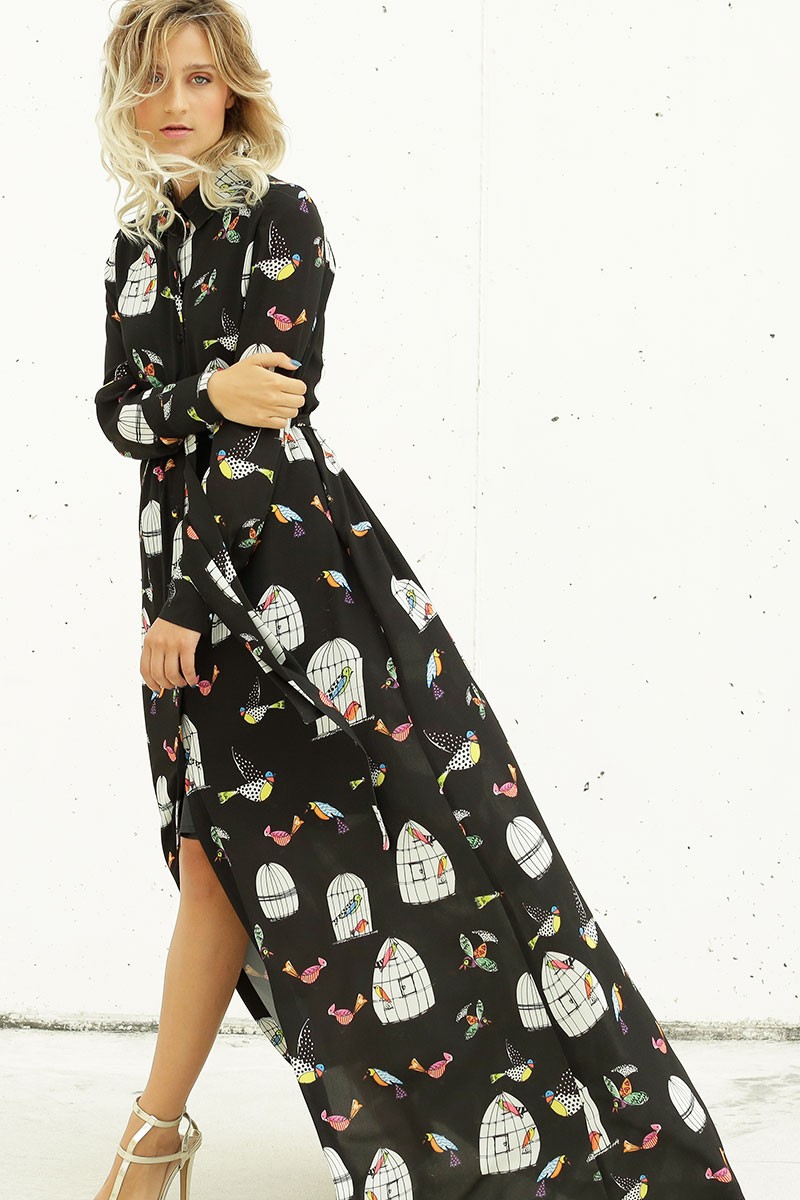 vestido largo camisero de manga larga en crepe fino estampado en fondo negro con dibujos de pajaros y jaulas cinturon estampado y botones forrados comprar online