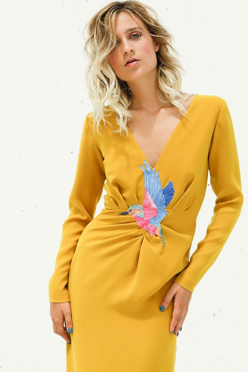 vestido largo amarillo mostaza drapeado con pajaro bordado para invitadas bodas fiesta eventos de apparentia collection otono invierno