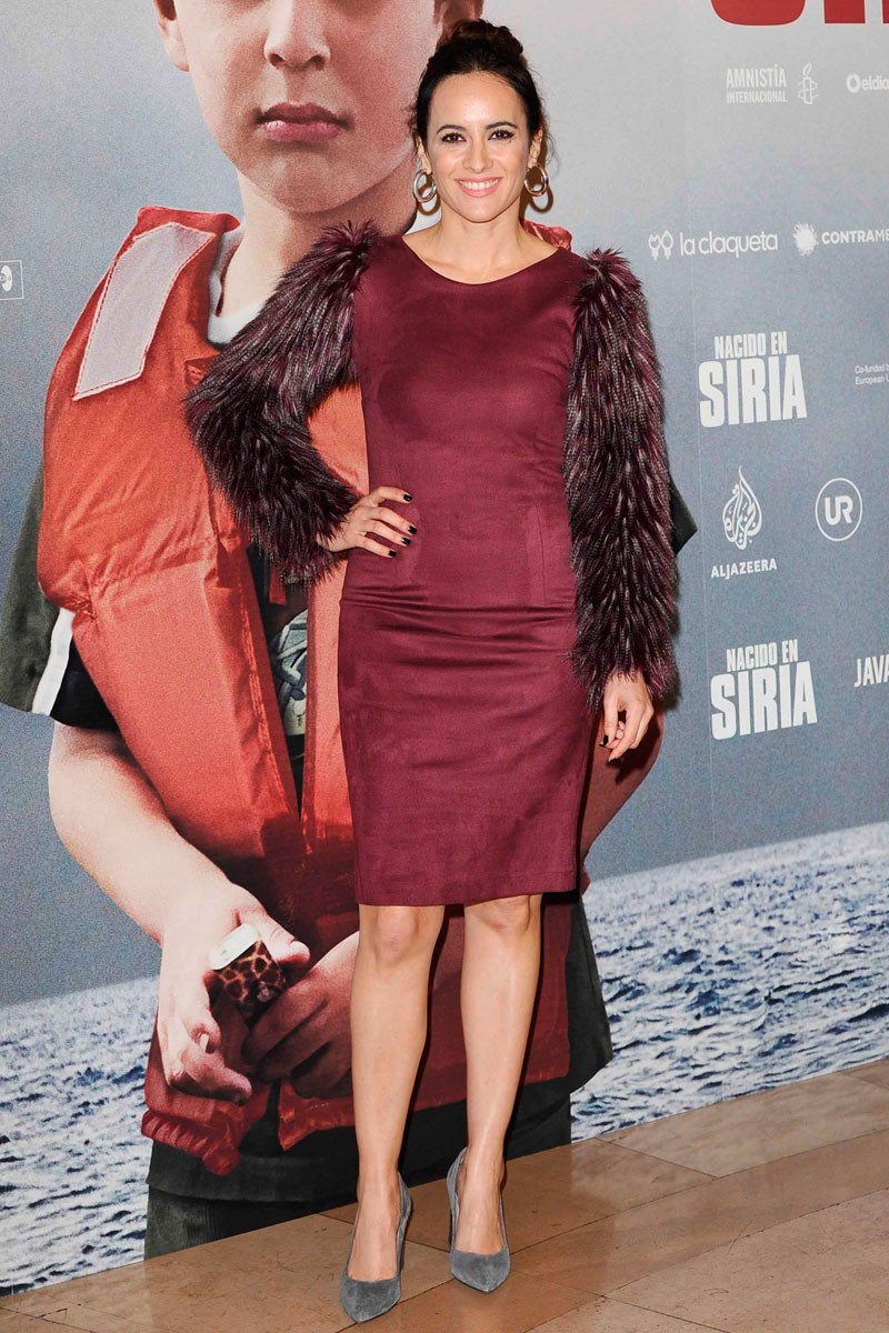 ana turpin con vestido corto de antelina burdeos con pelo en mangas premiere de nacido en siria