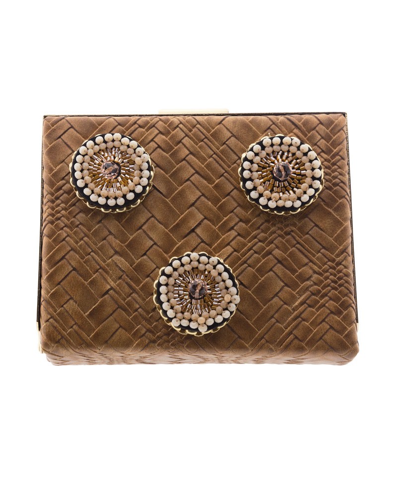 clutch fiesta piel trenzada marron adornos canutillos perlas beige fiesta boda invitada apparentia