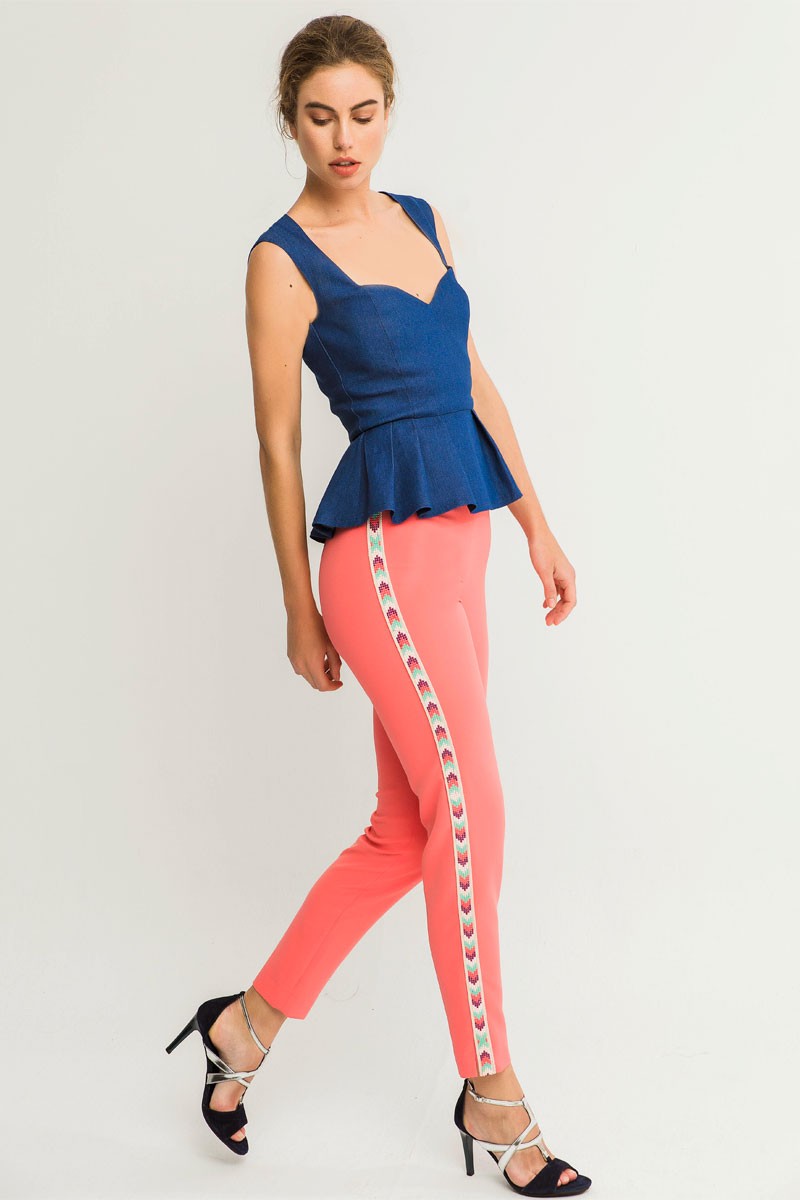 Pantalon pitillo coral con pasamaneria de piedras de colores para invitadas de boda fiestas elegantes bautizo comunion