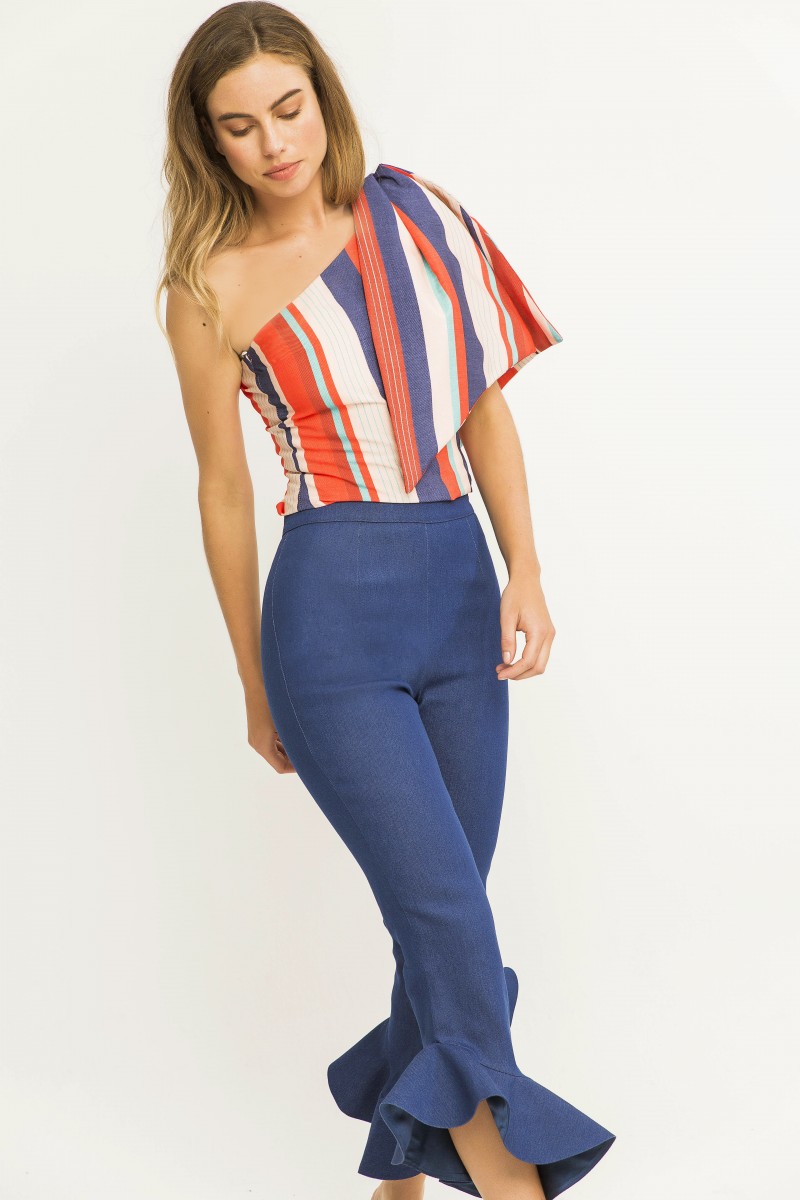 Comprar online pantalon vaquero capri con volantes para invitada de fiesta de dia o moda casual elegante o pantalon para bautizo comunion graduacion evento