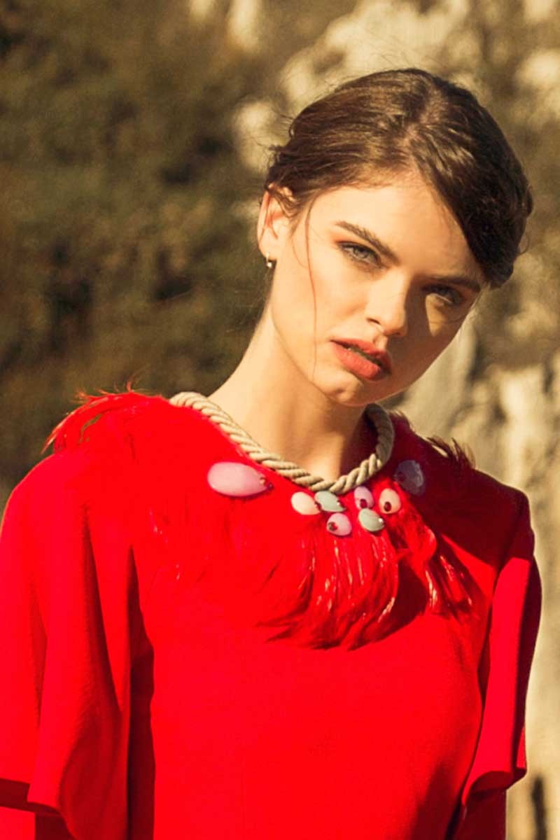 Comprar online collar de fiesta rojo con plumas y pedreria para invitada de boda bautizo comunion evento graduacion