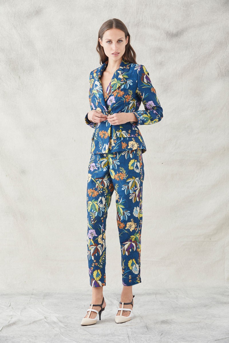 traje  dos piezas para invitadas de bodas eventos fiestas nochevieja de apparentia  pantalon pitillo y chaqueta con ollados en los laterales y cordones de antelina malva en tejido jacquard con fondo azul oscuro y un precioso estampado de flores