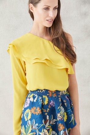 comprar online blusa confeccionada en crepe de color mostaza asimetrica con volante en escote y una manga larga look perfecto para invitadas de boda fiesta eventos trabajo apparentia