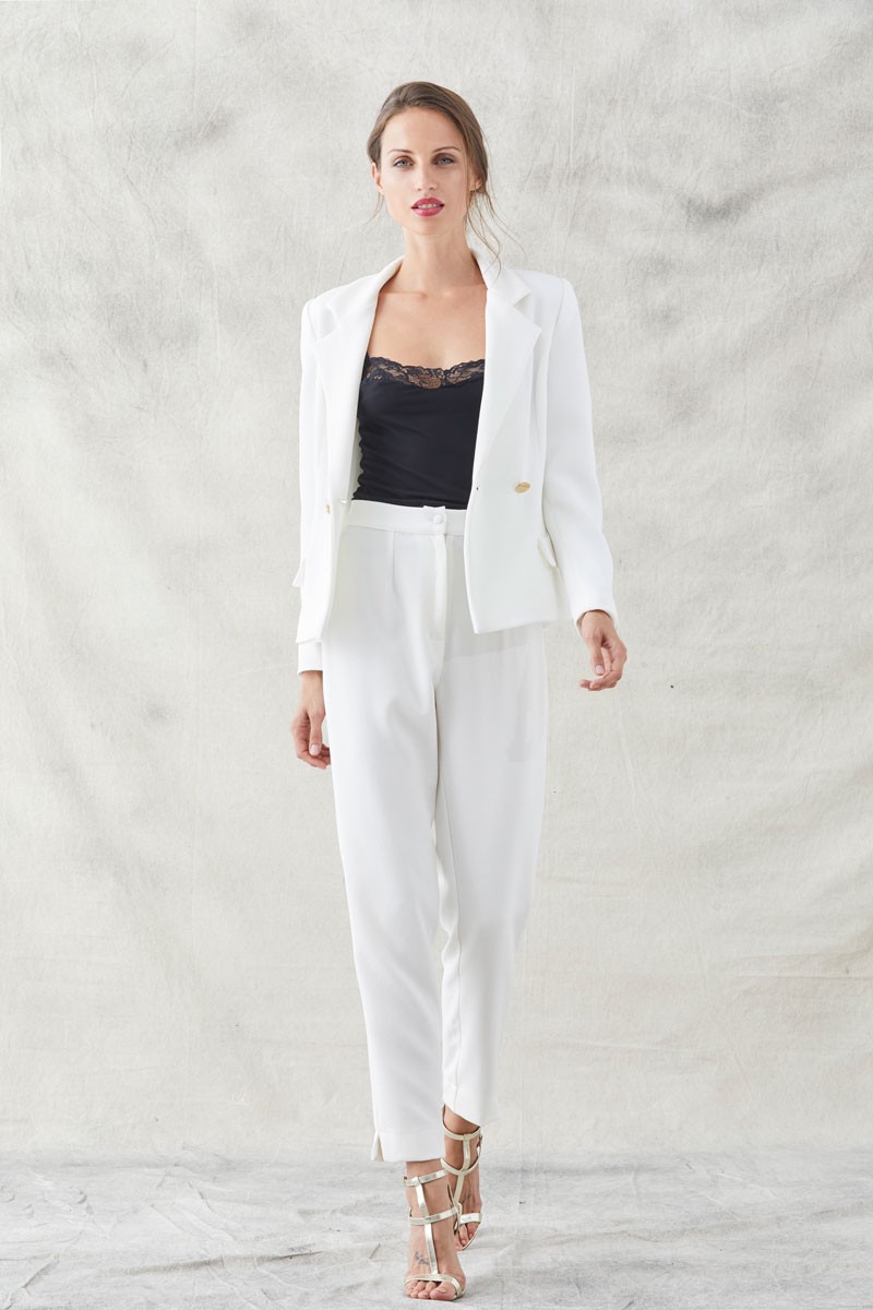 trajes blancos de chaqueta y pantalon color blanco con bordados de caballito de mar para eventos reuniones fiestas nochevieja