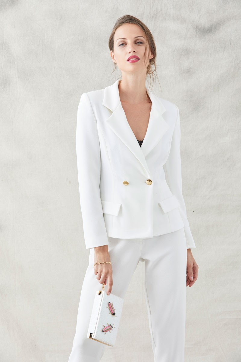 comprar online traje confeccionado en crepe rizado de color blanco compuesto por chaqueta americana y pantalon pitillo elegante y favorecedor para invitadas de fiesta eventos reuniones bautizos comuniones nochevieja de apparentia