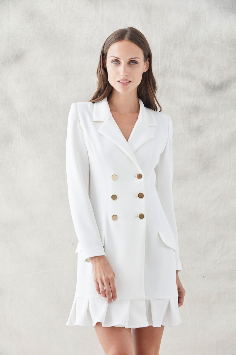 comprar online vestido corto esmoquin  blanco de manga larga escote en pico botonadura con seis botones dorados y volante en la cintura ideal para fiestas reuniones de trabajo eventos nochevieja invitadas de apparentia