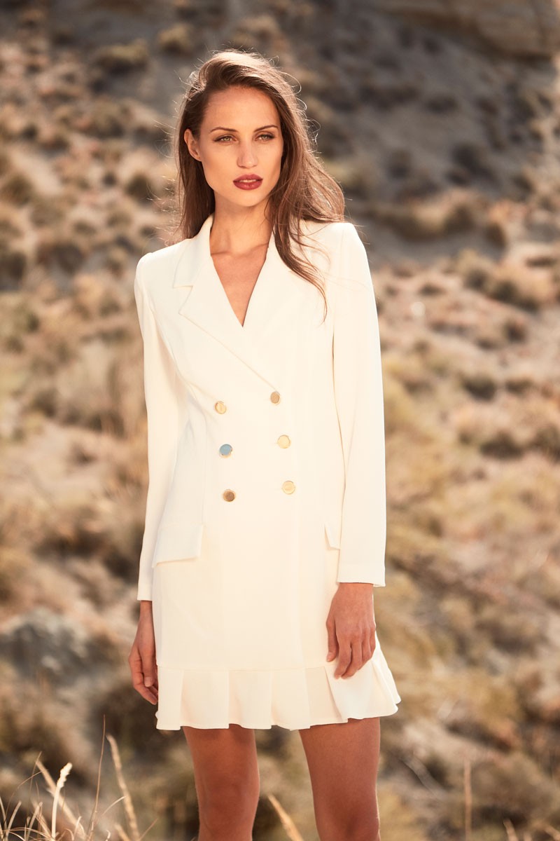 vestido corto blanco con volante en falda de manga larga y forma de esmoquin color blanco para fiestas invitadas de bodas eventos shopping