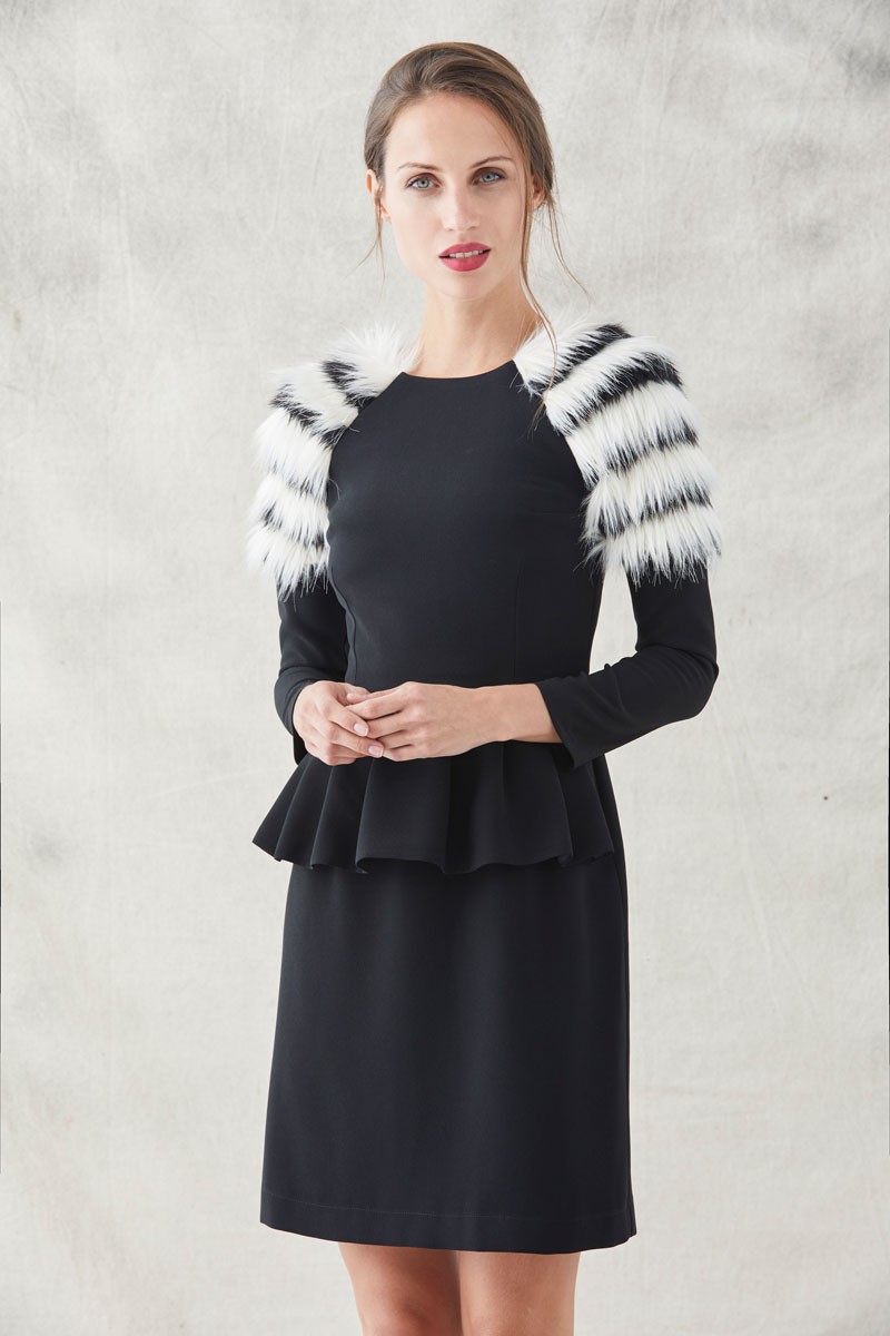 comprar online vestido corte negro recto con escote en la espalda peplum en la cintura y hombros con pelo de color blanco y negro en los hombros y  manga larga para eventos invitadas bodas fiestas de apparentia