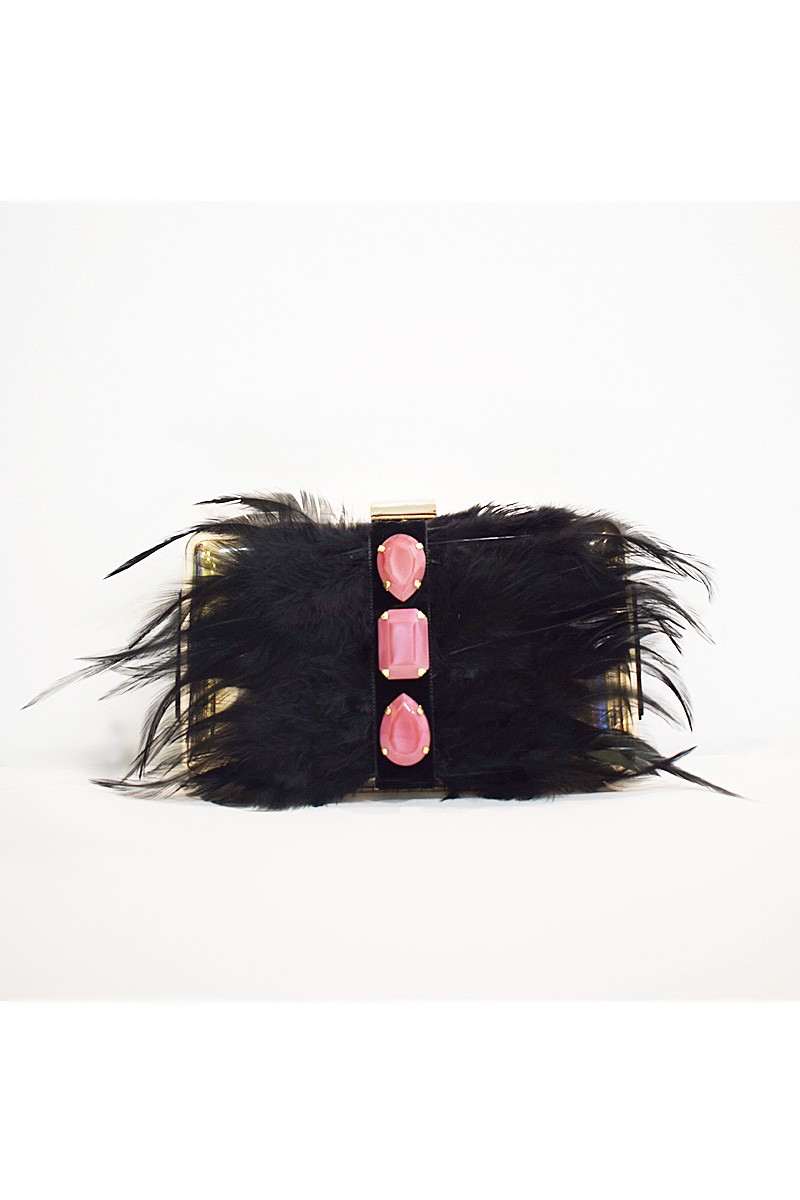 clutch de fiesta de laton dorado con plumas negras y piedras frambuesa para invitadas de boda apparentia