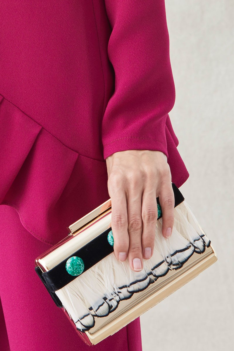 clutch de fiesta de laton dorado con plumas blancas y negras y piedras aguamarina para invitadas de boda apparentia