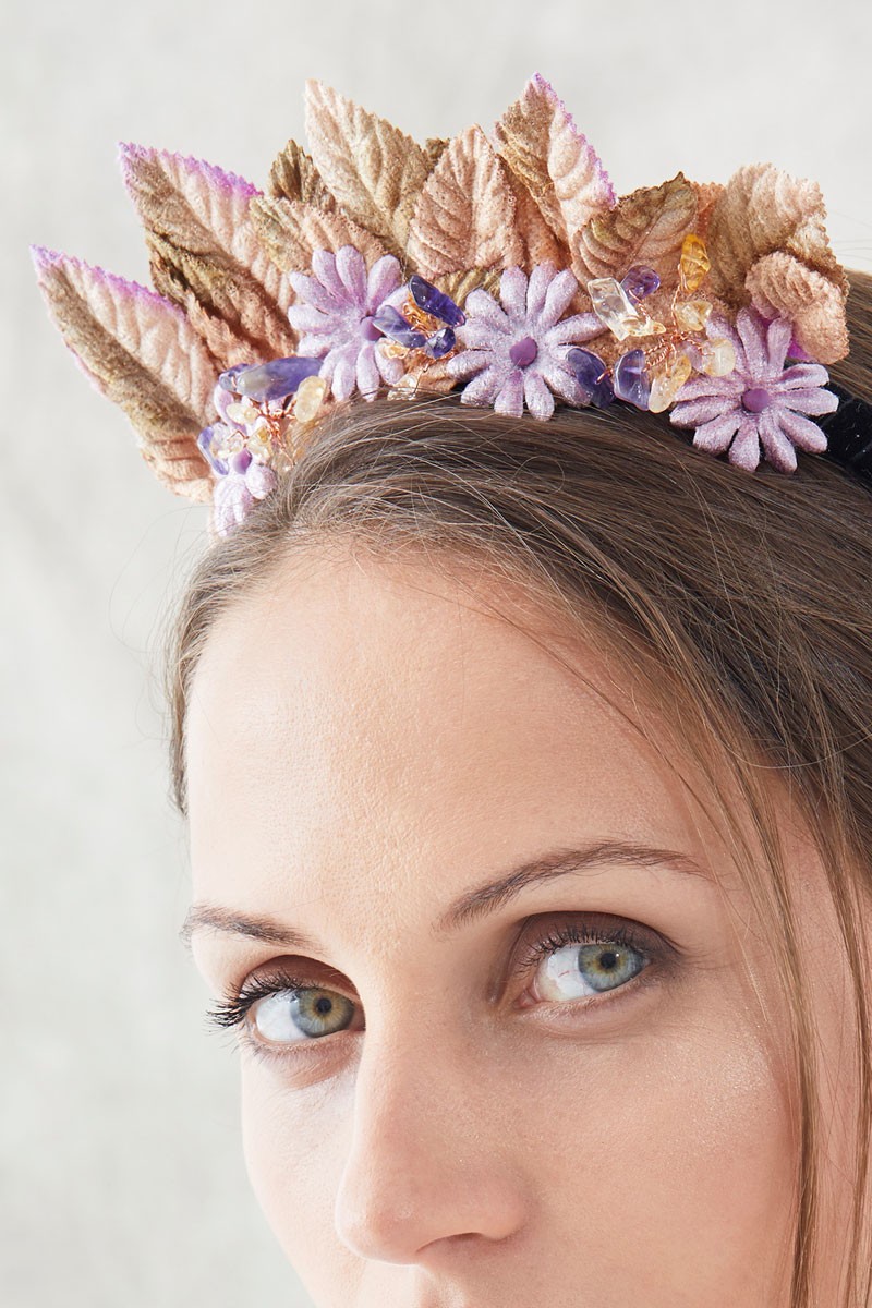 diadema hojas doradas flores lilas terciopelo de apparentia para eventos invitadas shopping