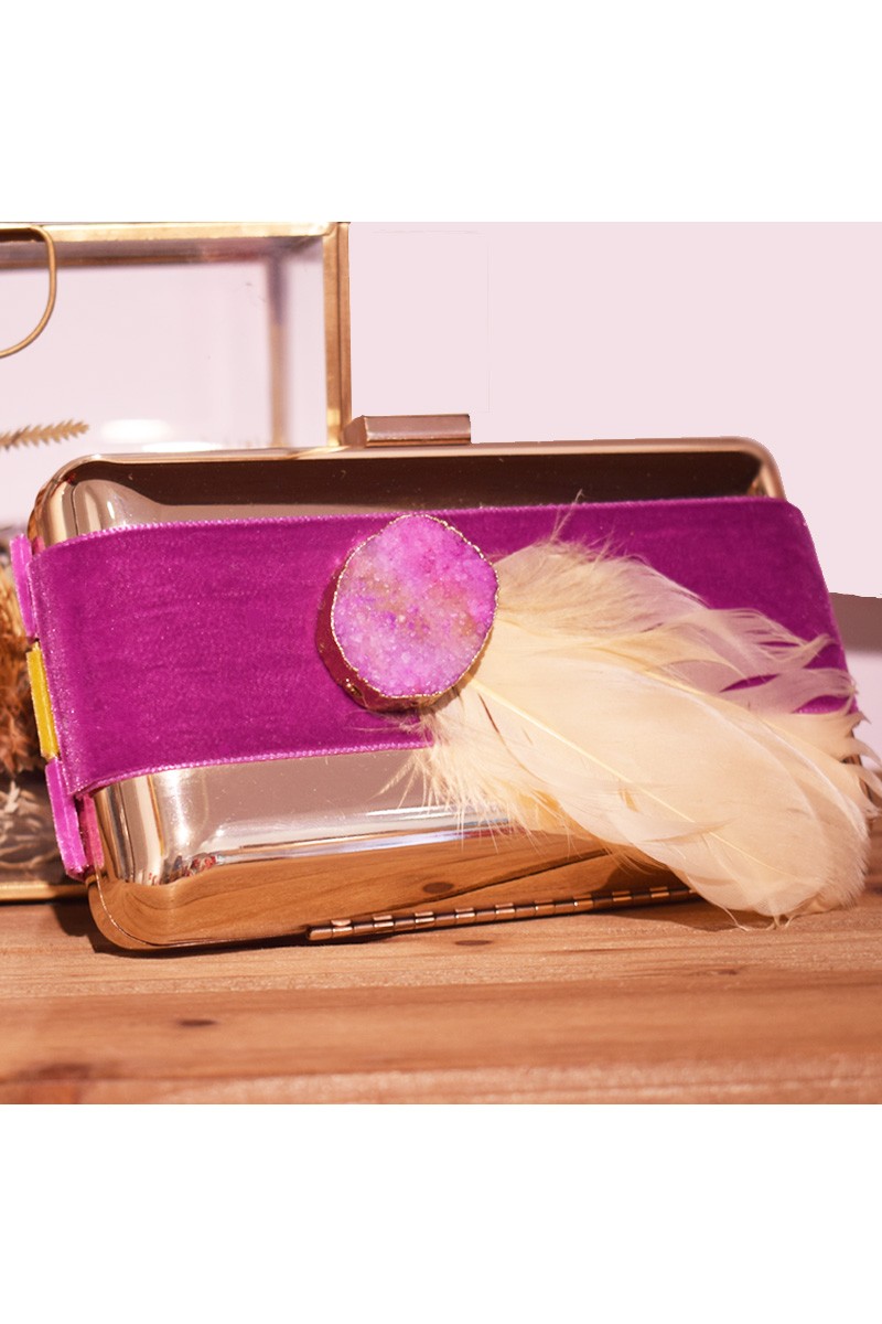 clutch pluma beige con piedra facetada brillante frambuesa sobre terciopelo frambuesa y base laton dorada shopping invitadas bodas apparentia