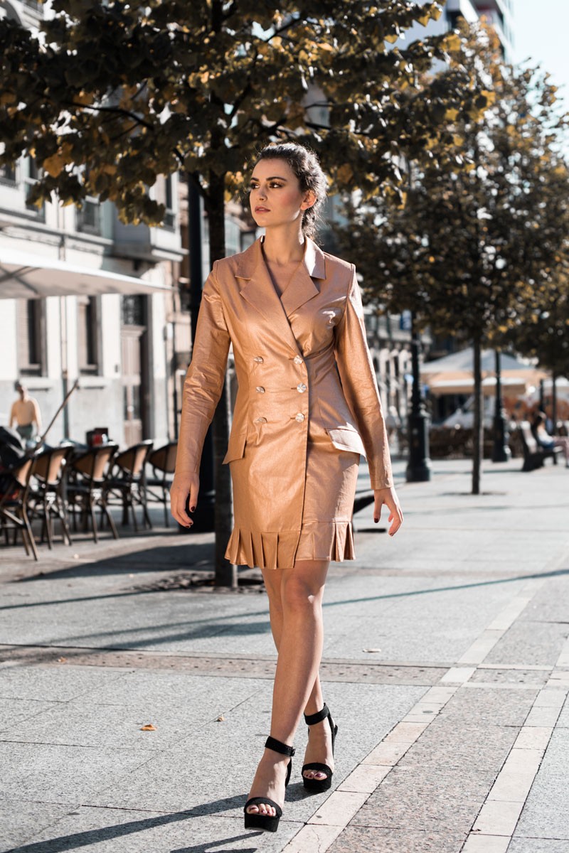 comprar online vestido corto esmoquin  oro tostado rosa de manga larga escote en pico botonadura con seis botones dorados y volante en la cintura ideal para fiestas reuniones de trabajo eventos nochevieja invitadas de apparentia