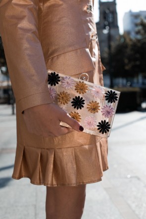 clutch metacrilato transparente con cadena y flores de terciopelo complemento fiesta apparentia