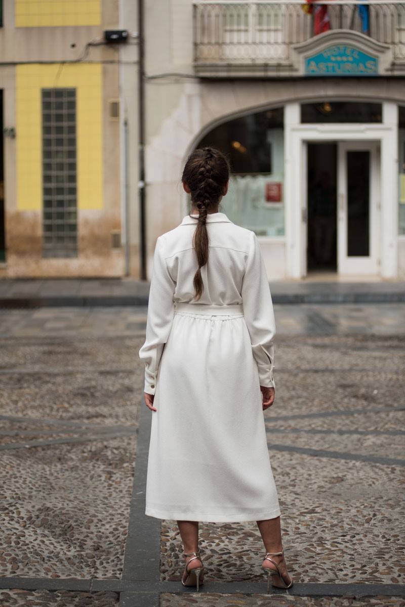 vestido blanco midi camisero manga larga cinturon blanco botones dorados eventos apparentia