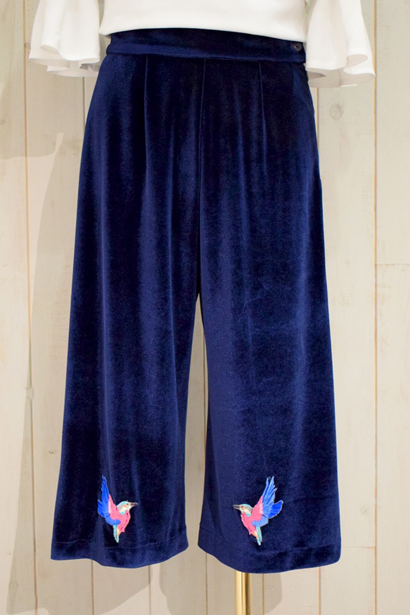 comprar online pantalon culote de terciopelo color azul  con bordados de pajaros en color azul y rosa favorecedor para combinar con blusas tops camisas para fiesta invitada after work reunion de trabajo de apparentia