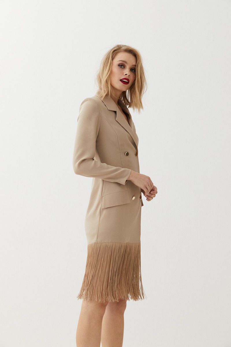 comprar online vestido sybyl corto esmoquin  camel de manga larga escote en pico botonadura con seis botones dorados y flecos en la cadera hasta la rodilla ideal para bautizos comuniones fiestas reuniones de trabajo eventos invitadas de apparentia