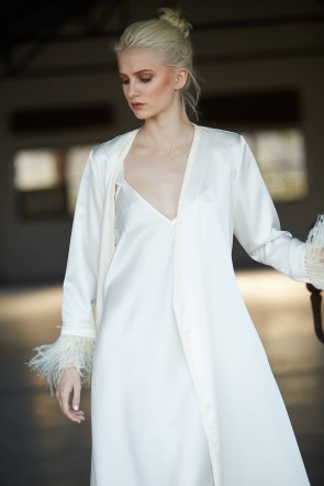 comprar online bata larga blanca con tira beige en forma de onda de terciopelo y plumas en las mangas para noche de bodas regalo de novias wedding apparentia