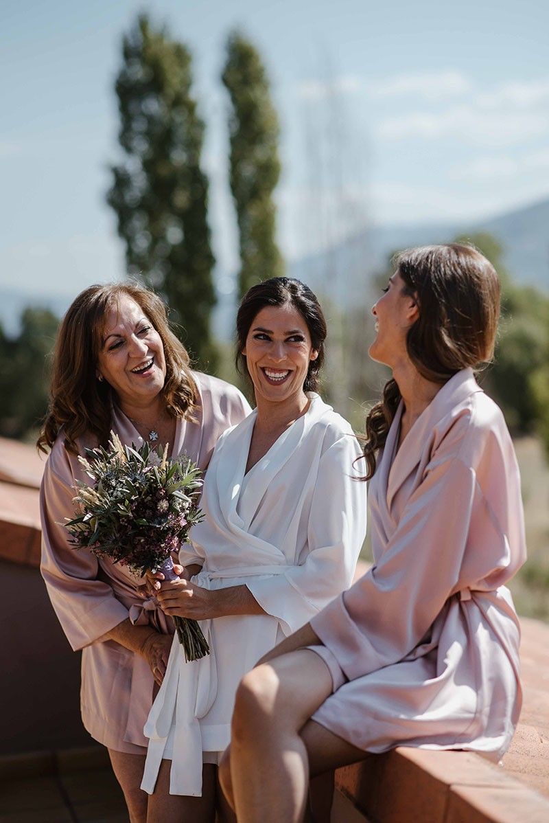 comprar online bata corta rosa para bodas con bordado rosa hermana de la novia, madre de la novia y y novia