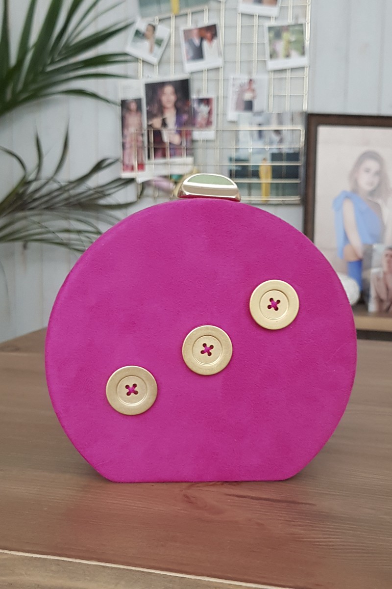 bolso de fiesta de ante rosa fucsia con botones dorados para invitada boda