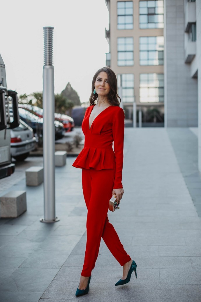 look para invitada mono largo de color rojo con peplum apparentia by sandra majada invitada perfecta outfit ideal comuniones bodas 