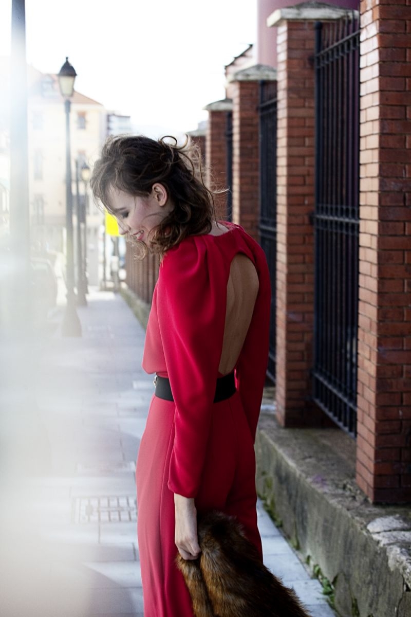 mono rojo escote espalda y mangas abullonadas para boda y nochevieja