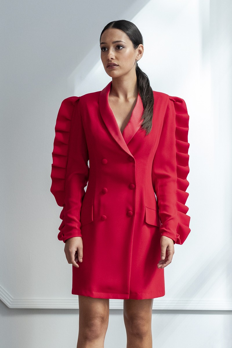 look para invitada formado por vestido corto tipo esmoquin rojo de manga larga con volantes apparentia