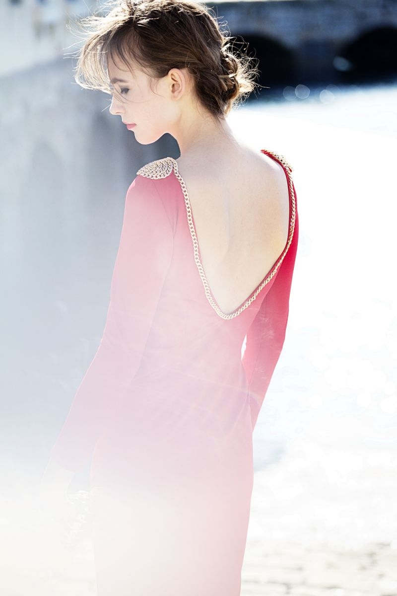 vestido largo de fiesta rojo con cadena para boda y nochevieja