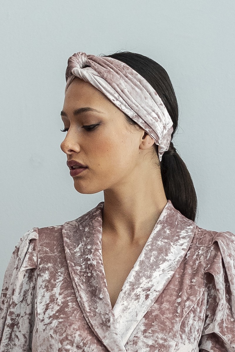 precioso turbante de terciopelo fino en color rosa empolvado para eventos fiestas invitadas apparentia