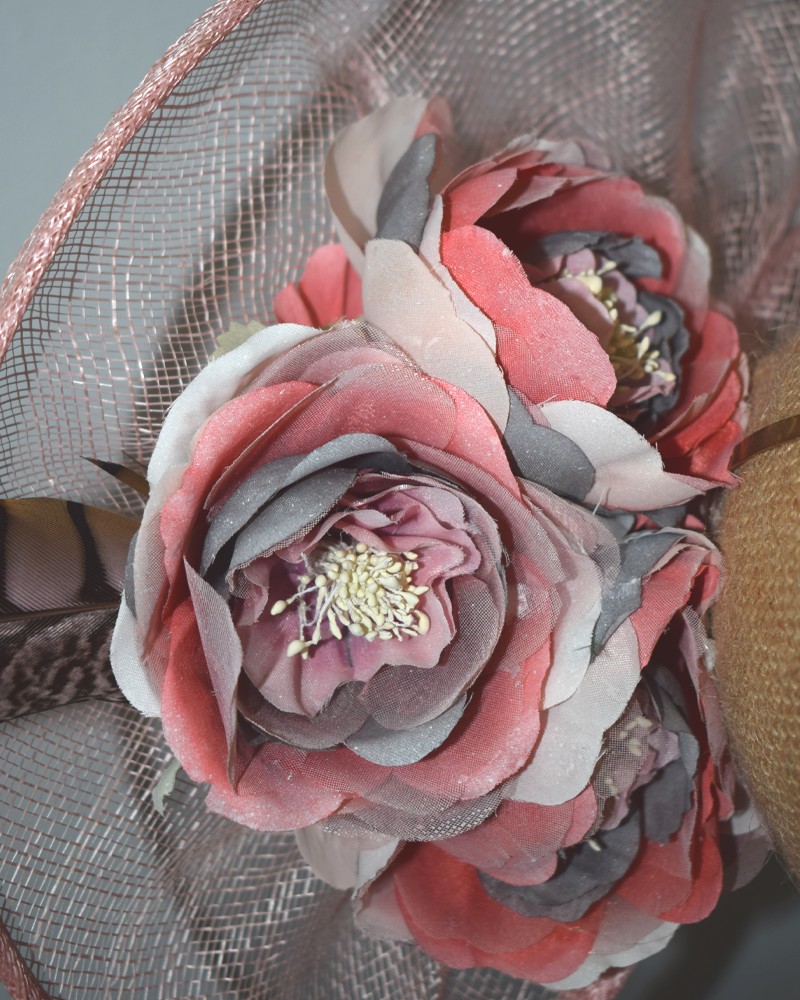 tocados de fiesta apparentia de color rosa con flores rosas y pluma marron para invitadas bodas bautizos comuniones