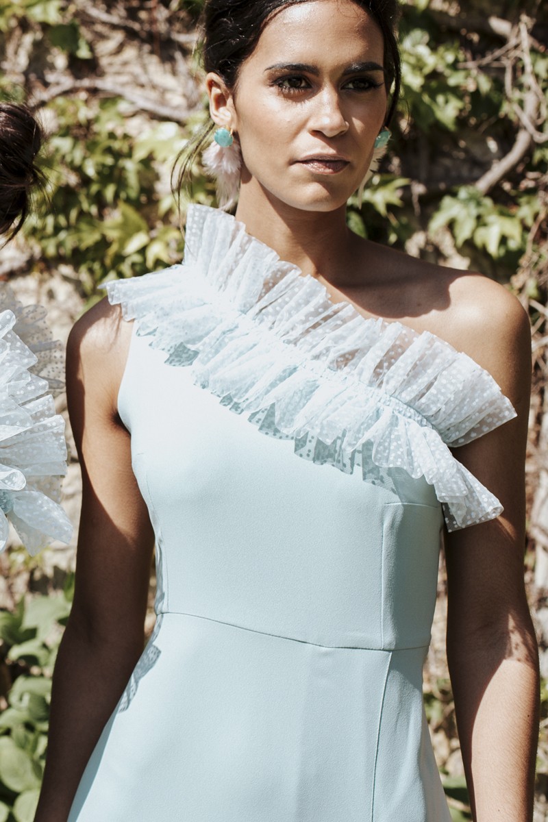 Vestido largo para boda asimetrico aguamarina con volante plumetti y falda con abertura para invitada boda noche, fiesta, gala de apparentia 