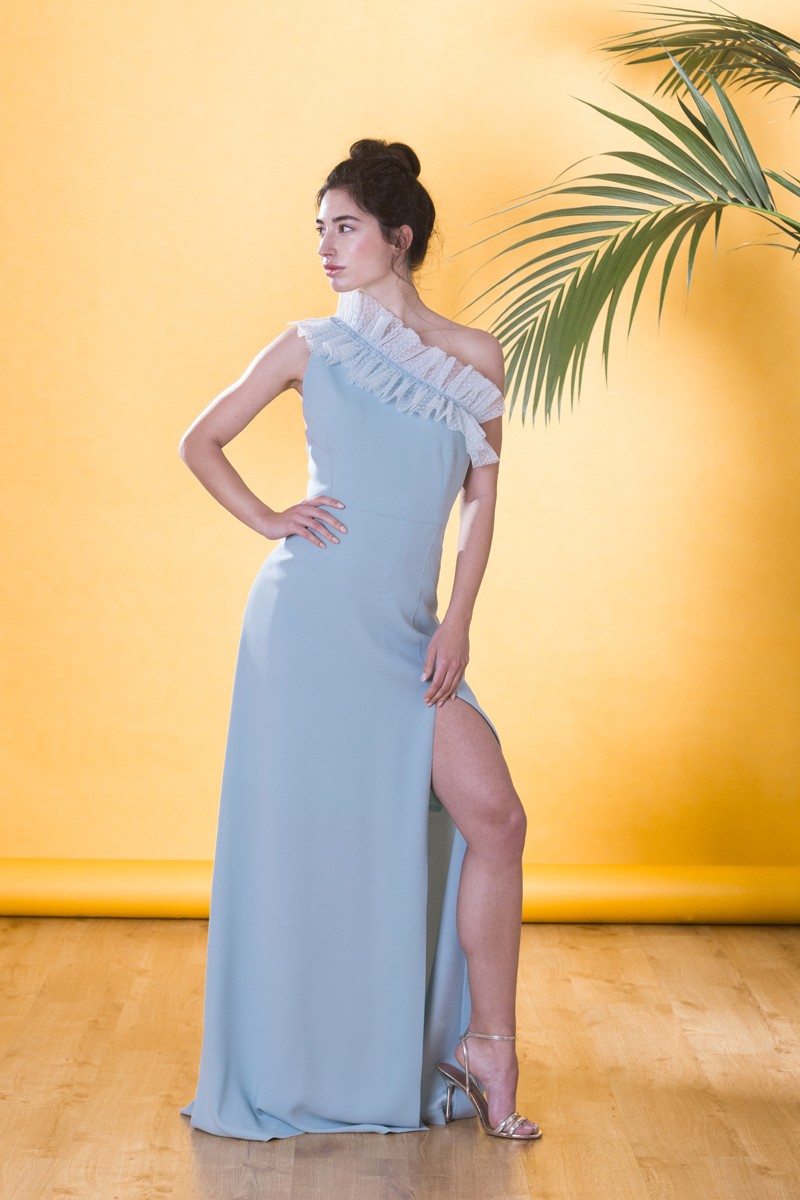 comprar online Vestido largo para boda asimetrico en aguamarina con volante plumetti y falda con abertura para invitada boda noche, fiesta, gala de apparentia