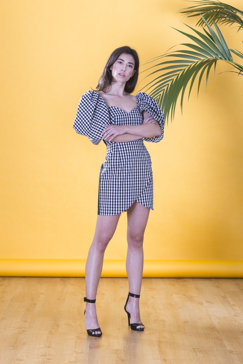 comprar online Vestido corto en cuadro vichy blanco y negro con escote corazon y manga  abullonada para invitada a fiesta de verano, comunion, bautizo, salir, graduacion