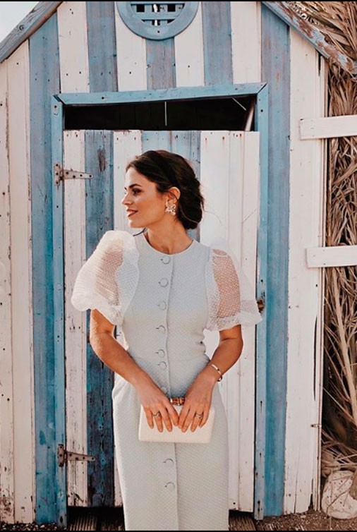 jessie chanes con vestido de plumetti aguamarina de apparentia invitadas boda con estilo