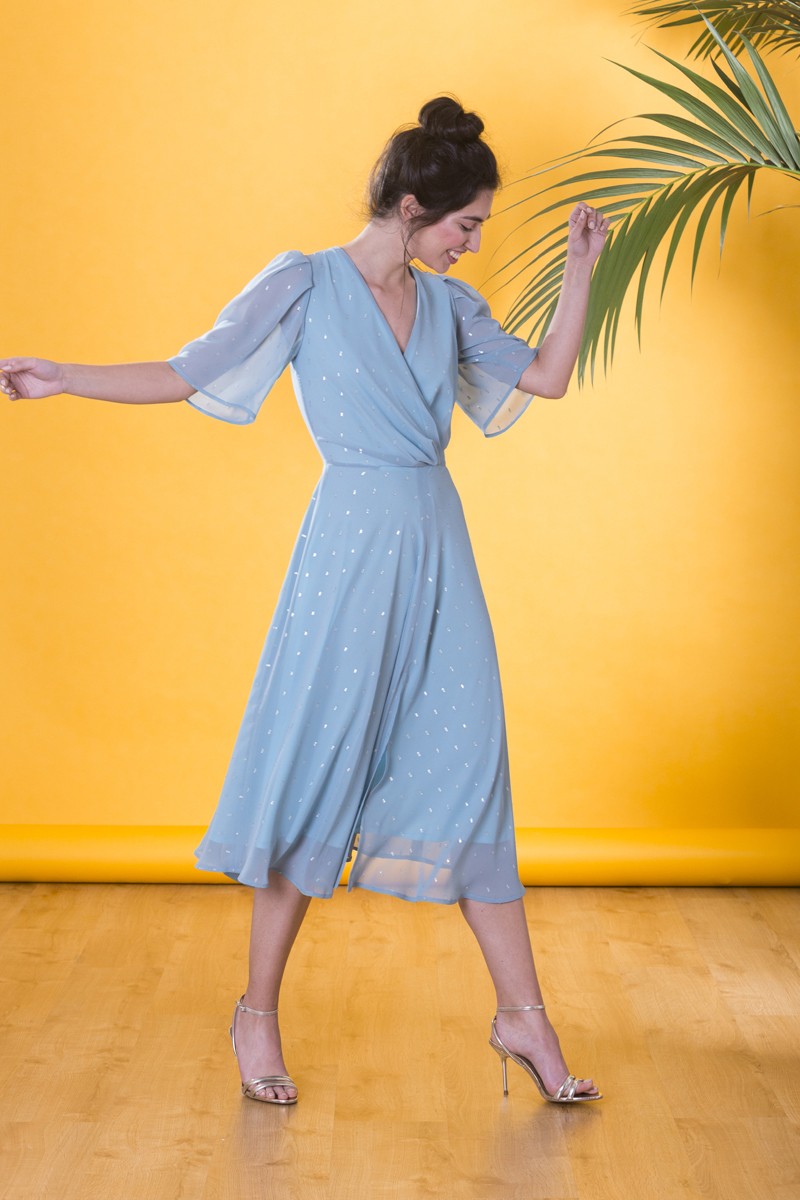 Vestido de fiesta en gasa verde aguamarina con lurex dorado cuerpo cruzado con escote en pico y media manga y corte fluido para boda de dia,  bautizo o comunion