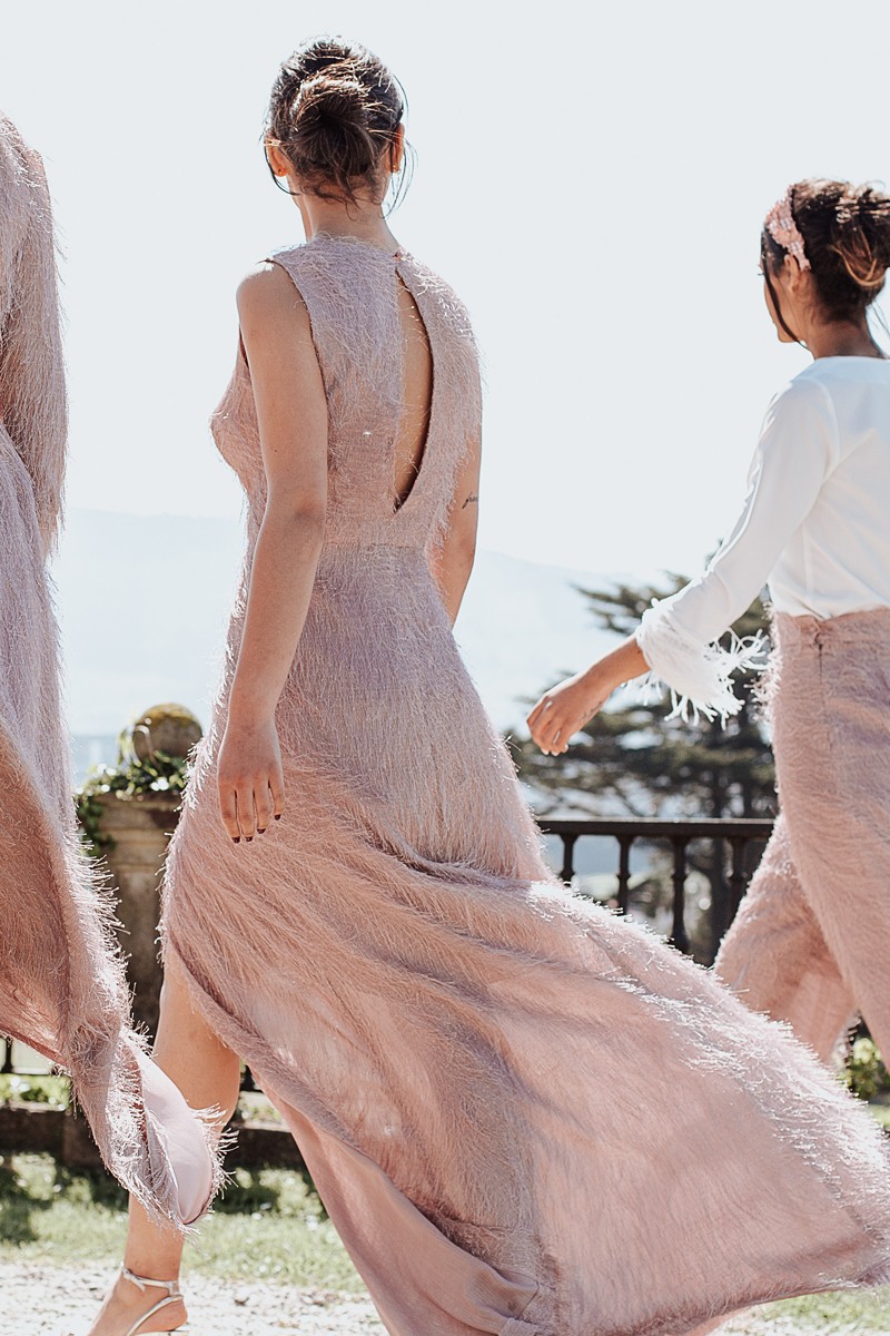 Vestido de fiesta largo en tejido de flequitos rosa empolvado para invitada a boda de noche