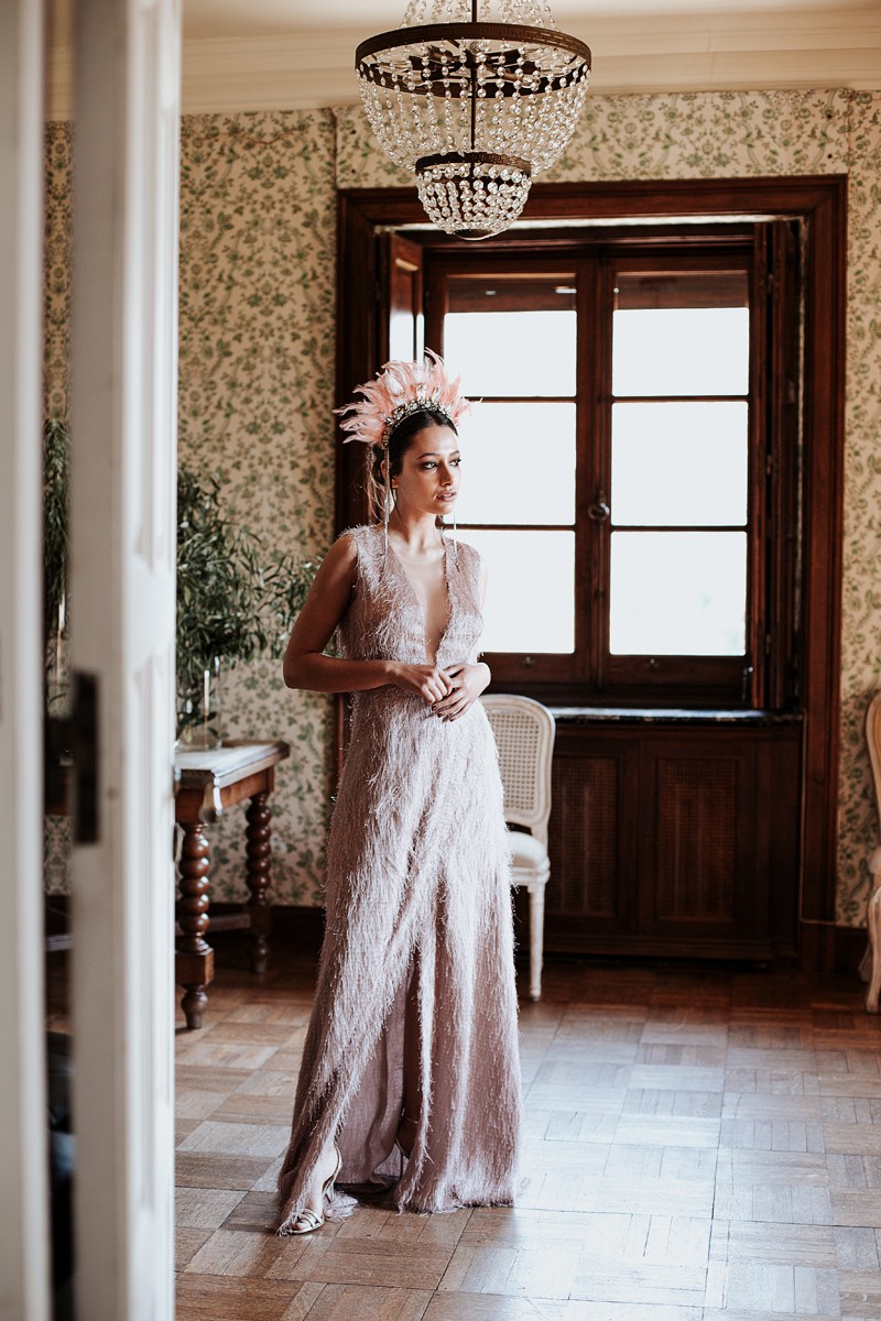 Vestido de noche largo en tejido de flequitos rosa empolvado para invitada a boda de apparentia