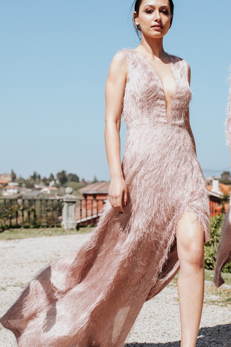 Vestido de fiesta largo en tejido de flecos rosa empolvado para invitada a boda de noche de apparentia