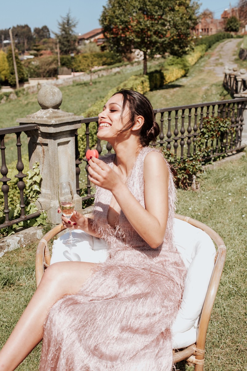 Vestido de fiesta largo en tejido de flecos rosa empolvado para invitada a boda de noche