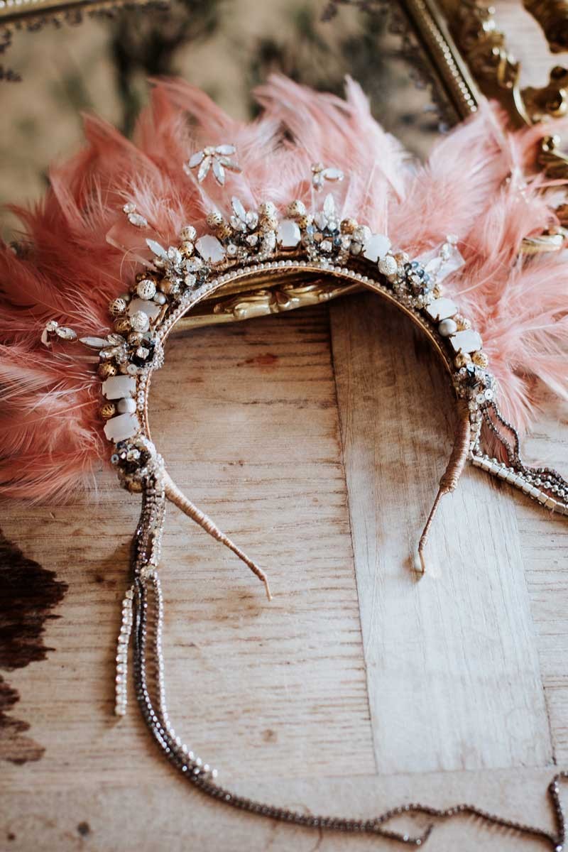 diadema con bolas plata y dorada con plumas de color rosa y coral para invitadas eventos graduaciones fiesta