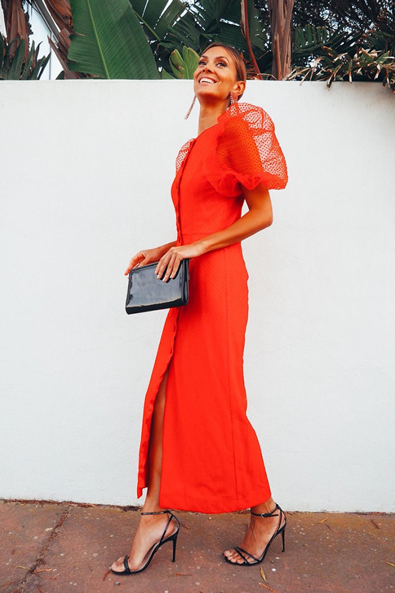 Vestido rojo con mangas abullonadas y botones de apparentia para invitadas boda