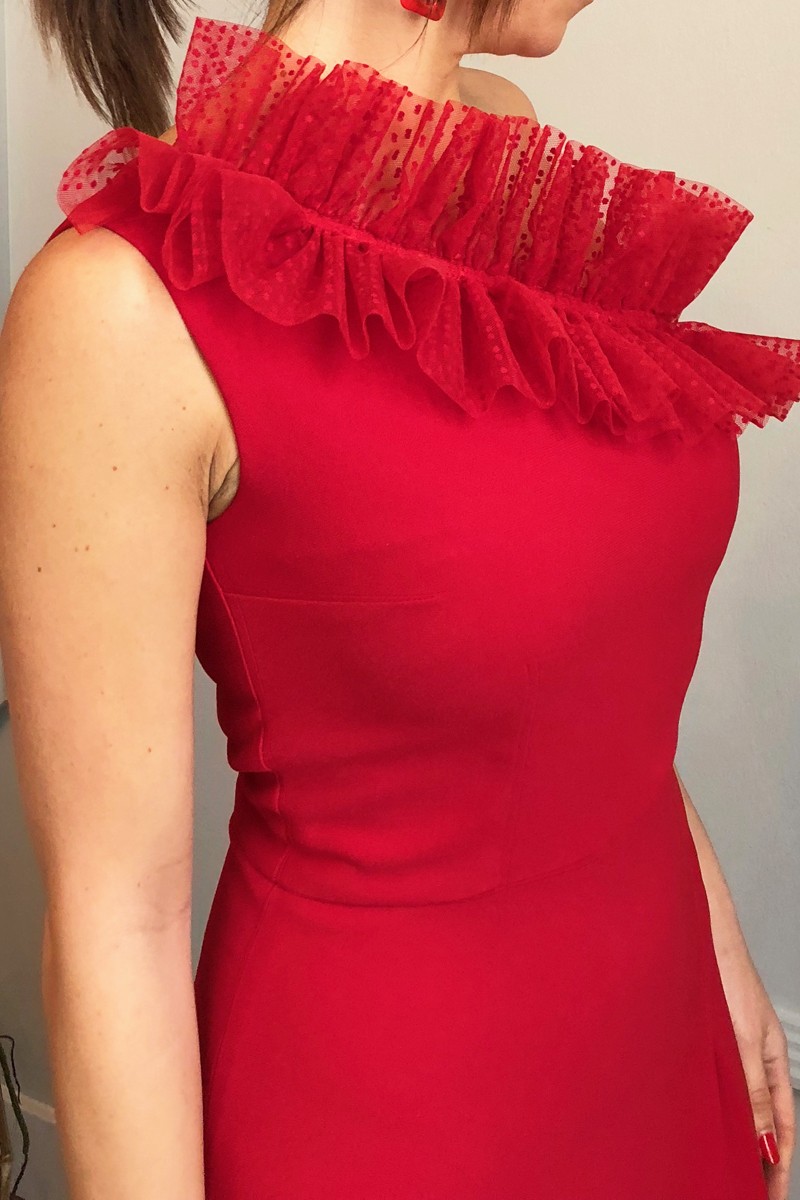 Vestido largo rojo para boda asimetrico con volante plumetti  plisado y falda con abertura para invitada boda noche, fiesta, gala de apparentia