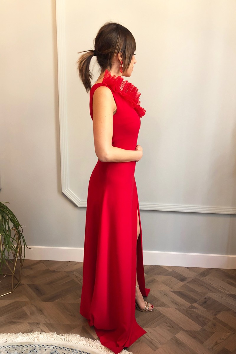 comprar online Vestido de noche largo para boda asimetrico en color rojo con volante plumetti y falda con abertura para invitada, fiesta, gala de apparentia