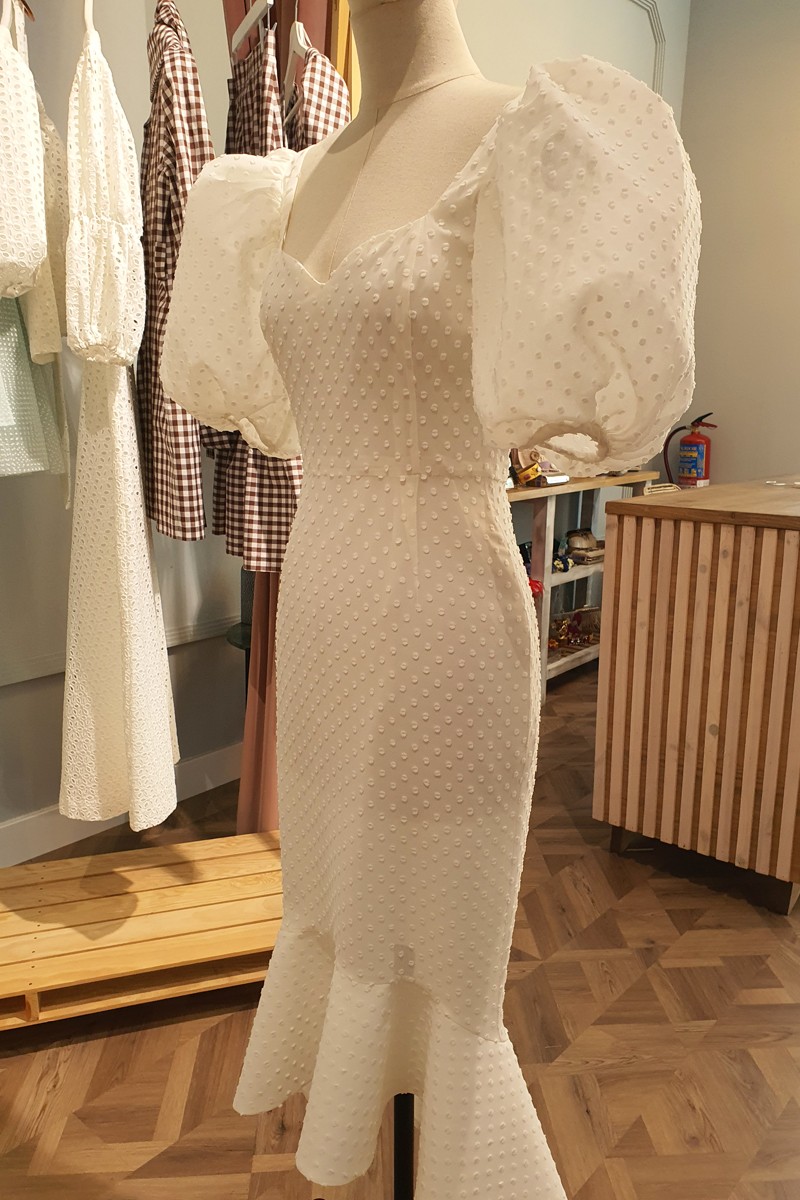 comprar vestido de plumetti blanco con falda ajustada con volantes para madre de bautizo, comunion o boda civil