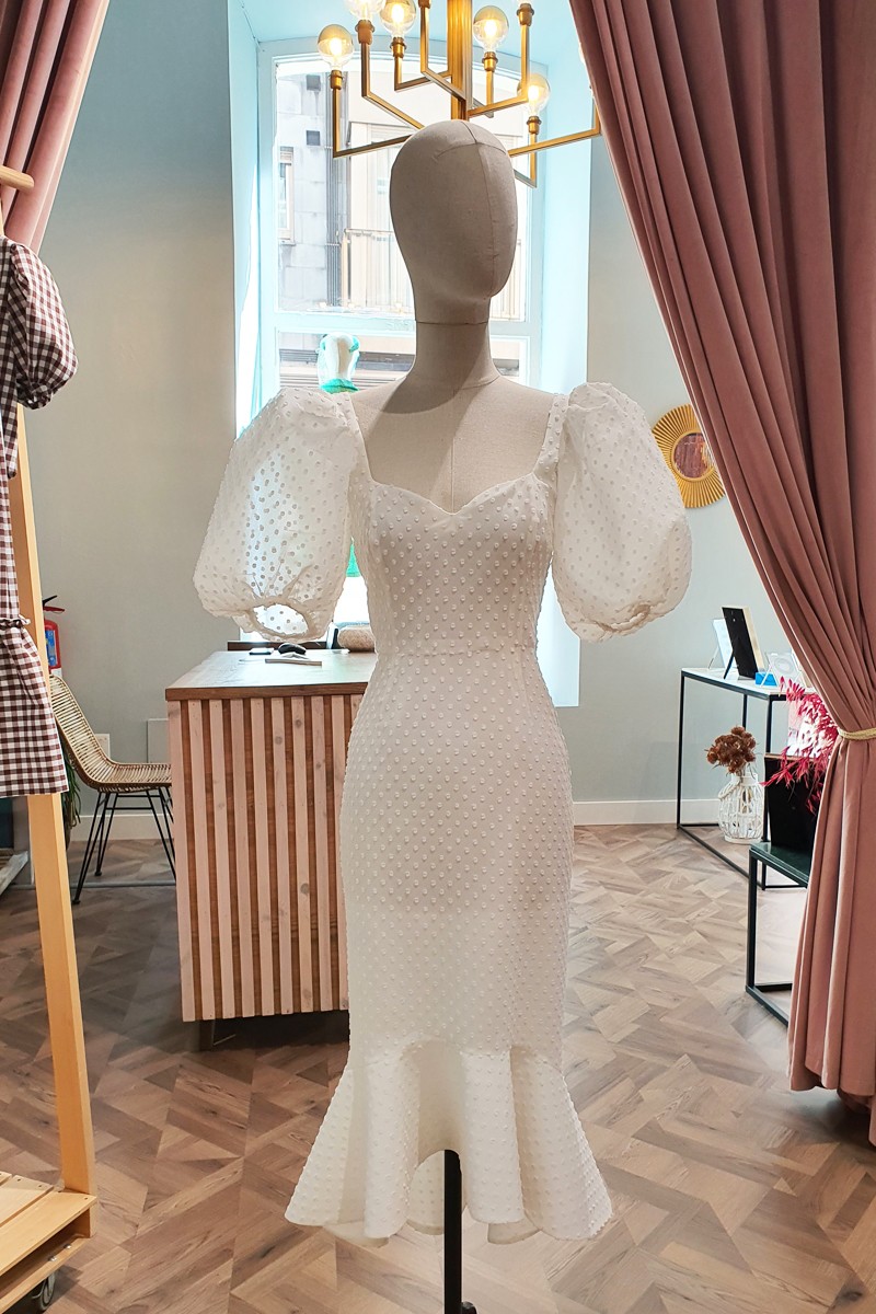 vestido de plumetti blanco con falda ajustada con volantes para madre de bautizo, comunion o boda civil