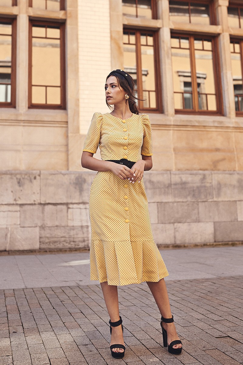 vestido midi abotonado de plumetti mostaza con falda con volante