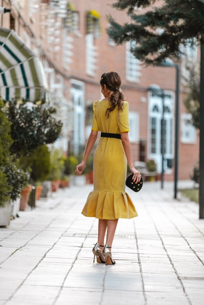 invitada perfecta con vestido de fiesta mostaza de plumetti con botones y volantes para boda  bautizo o comunion