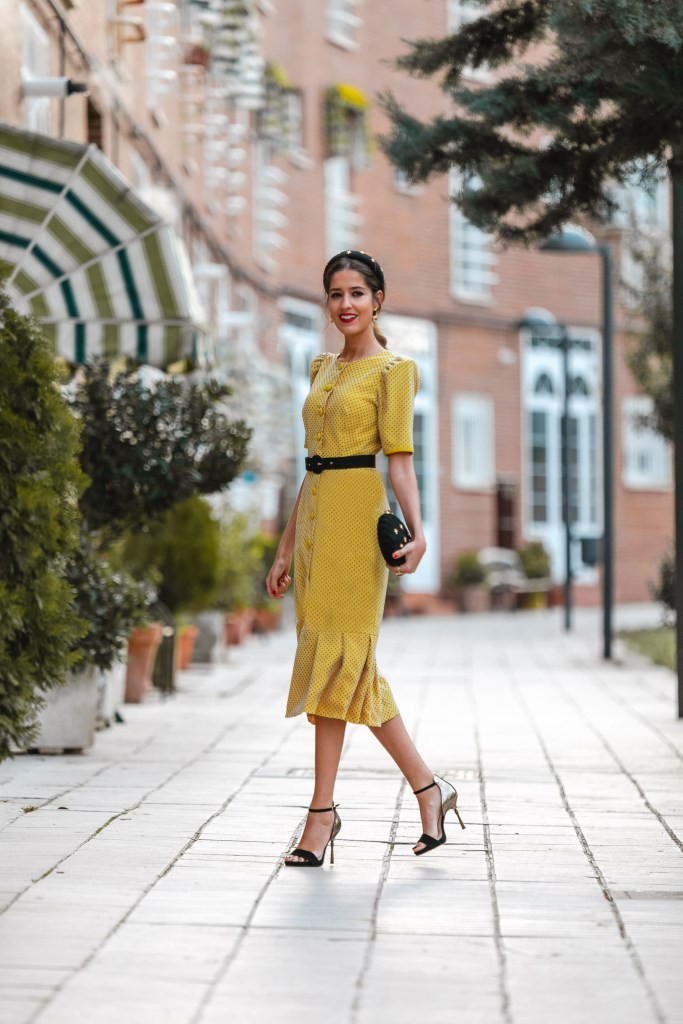 invitada perfecta con vestido mostaza de plumetti con botones y volantes para boda  bautizo o comunion